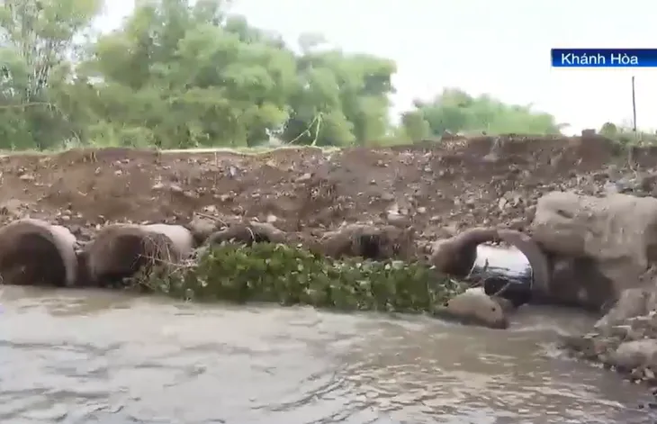 Nhiều điểm nghẽo thoát lũ bên cao tốc tại tỉnh Khánh Hòa - Ảnh 1. Nhiều điểm nghẽo thoát lũ bên cao tốc tại tỉnh Khánh Hòa - Ảnh 1.