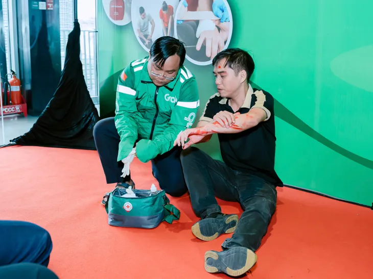 Trang bị cho các dược sĩ và tài xế kỹ năng sơ cứu khi xảy ra tai nạn - Ảnh 1.