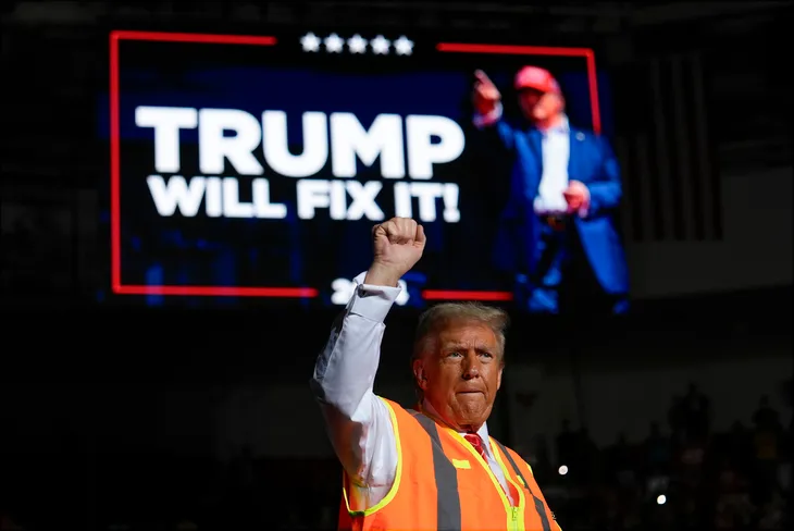 Ông Trump ngổi trên xe chở rác đi vận động tranh cử để đáp trả phát ngôn của Tổng thống Biden - Ảnh 2. Ông Trump ngổi trên xe chở rác đi vận động tranh cử để đáp trả phát ngôn của Tổng thống Biden - Ảnh 2.