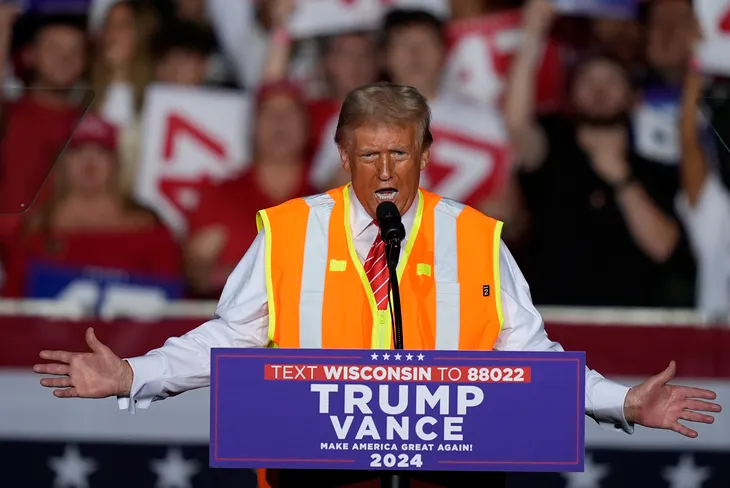 Ông Trump ngổi trên xe chở rác đi vận động tranh cử để đáp trả phát ngôn của Tổng thống Biden - Ảnh 1. Ông Trump ngổi trên xe chở rác đi vận động tranh cử để đáp trả phát ngôn của Tổng thống Biden - Ảnh 1.