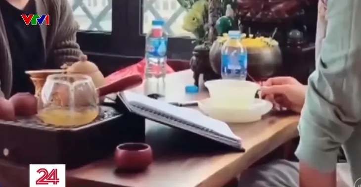 Công an triệu tập cô đồng nhìn thấu đời người qua... bát nước - Ảnh 2. Công an triệu tập cô đồng nhìn thấu đời người qua... bát nước - Ảnh 2.