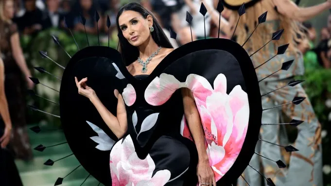 Phim 18+ gây sốc bậc nhất năm 2024 đưa Demi Moore trở lại với hào quang - Ảnh 1. Phim 18+ gây sốc bậc nhất năm 2024 đưa Demi Moore trở lại với hào quang - Ảnh 1.