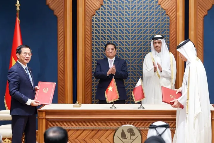 Việt Nam, Qatar ký kết nhiều văn kiện hợp tác quan trọng - Ảnh 1. Việt Nam, Qatar ký kết nhiều văn kiện hợp tác quan trọng - Ảnh 1.