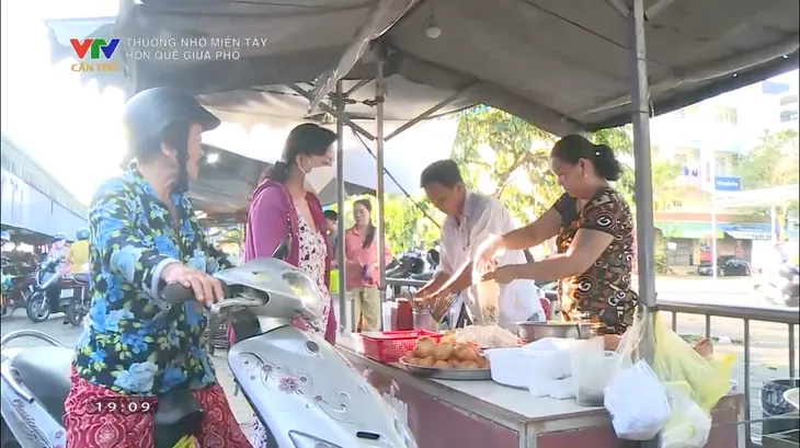 Quầy bánh tằm 50 tuổi ở Hậu Giang - Ảnh 1. Quầy bánh tằm 50 tuổi ở Hậu Giang - Ảnh 1.