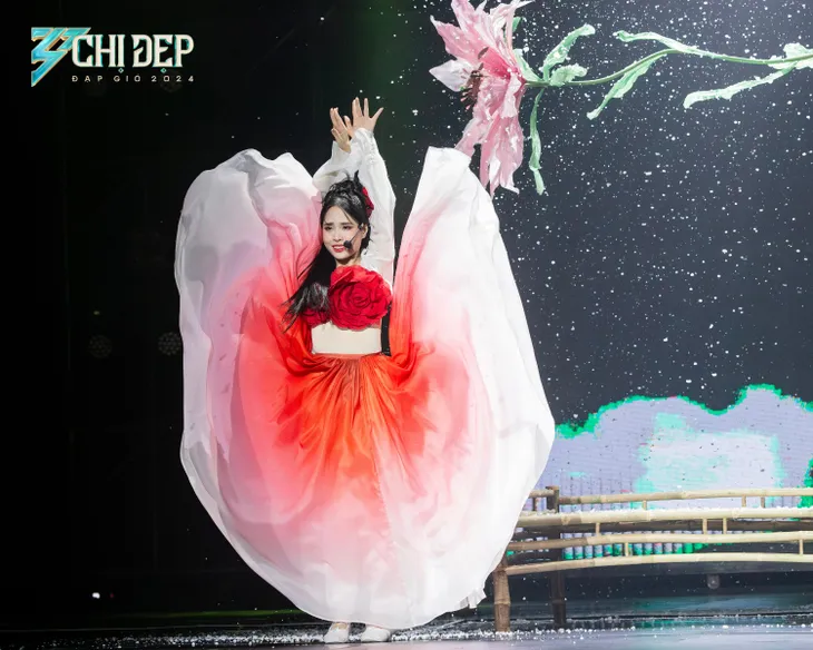 Sân khấu solo đẹp nhất trong tập 1 Chị đẹp đạp gió 2024 - Ảnh 2. Sân khấu solo đẹp nhất trong tập 1 Chị đẹp đạp gió 2024 - Ảnh 2.