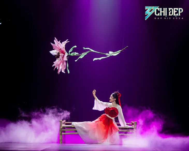 Sân khấu solo đẹp nhất trong tập 1 Chị đẹp đạp gió 2024 - Ảnh 1. Sân khấu solo đẹp nhất trong tập 1 Chị đẹp đạp gió 2024 - Ảnh 1.