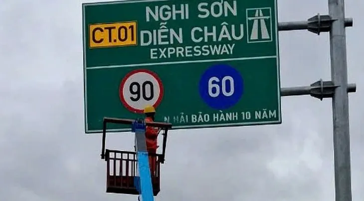 Biển báo trên cao tốc Nghi Sơn - Diễn Châu bị kẻ xấu phá hoại - Ảnh 1. Biển báo trên cao tốc Nghi Sơn - Diễn Châu bị kẻ xấu phá hoại - Ảnh 1.