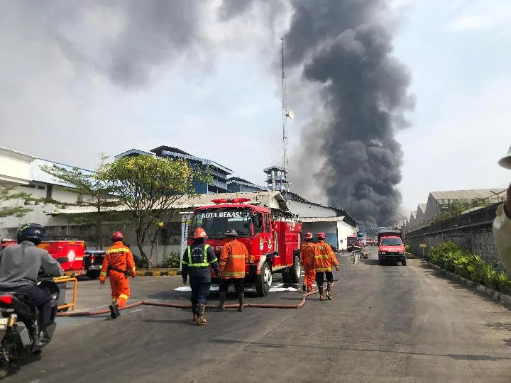 Cháy nhà máy sản xuất dầu ăn ở Indonesia, 8 người tử vong - Ảnh 1. Cháy nhà máy sản xuất dầu ăn ở Indonesia, 8 người tử vong - Ảnh 1.