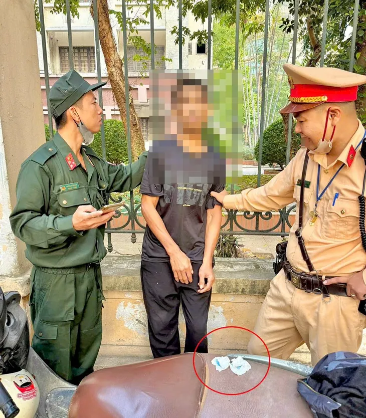 Không đội mũ bảo hiểm, người đàn ông bị phát hiện mang theo ma túy - Ảnh 1. Không đội mũ bảo hiểm, người đàn ông bị phát hiện mang theo ma túy - Ảnh 1.