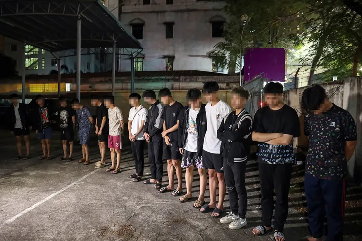 Hà Nội: Cảnh sát giao thông xuyên đêm xử lý thanh thiếu niên vi phạm - Ảnh 8. Hà Nội: Cảnh sát giao thông xuyên đêm xử lý thanh thiếu niên vi phạm - Ảnh 8.