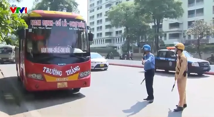 Hà Nội đẩy mạnh xử phạt ô tô dừng đỗ, đón trả khách sai quy định - Ảnh 1. Hà Nội đẩy mạnh xử phạt ô tô dừng đỗ, đón trả khách sai quy định - Ảnh 1.
