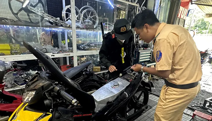 Công an Đồng Nai đột kích hàng loạt lò độ chế xe máy - Ảnh 3. Công an Đồng Nai đột kích hàng loạt lò độ chế xe máy - Ảnh 3.