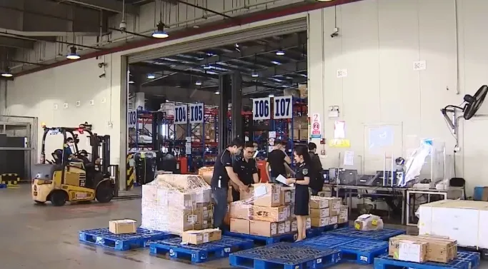 Áp thuế hàng nhập khẩu giá trị nhỏ đảm bảo bình đẳng trong kinh doanh - Ảnh 1. Áp thuế hàng nhập khẩu giá trị nhỏ đảm bảo bình đẳng trong kinh doanh - Ảnh 1.