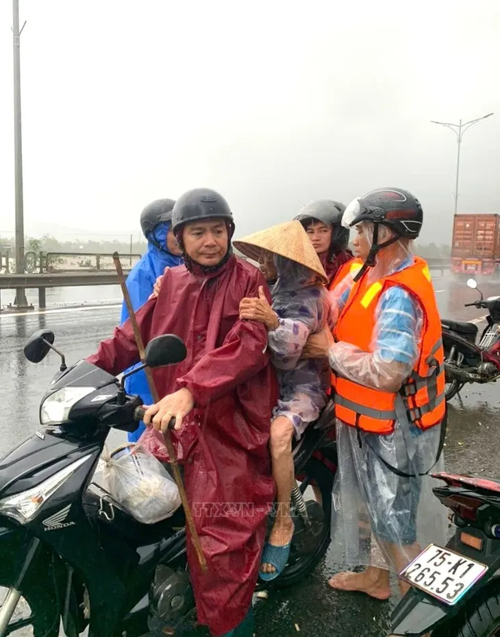 Thừa Thiên - Huế: Khẩn trương di dời hàng chục hộ dân tránh nguy cơ sạt lở núi - Ảnh 2. Thừa Thiên - Huế: Khẩn trương di dời hàng chục hộ dân tránh nguy cơ sạt lở núi - Ảnh 2.
