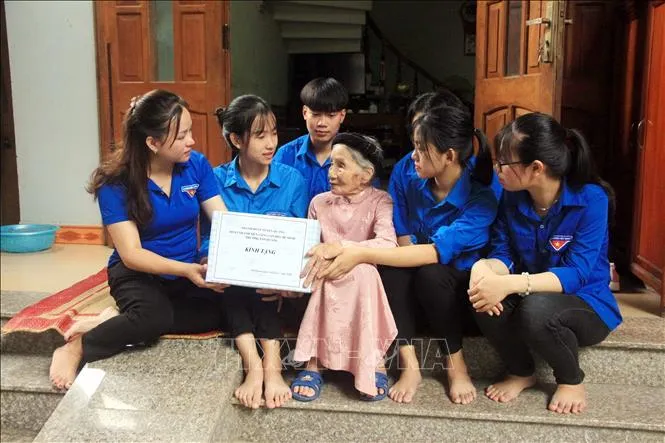 Trình Chủ tịch nước tặng quà người có công dịp Tết Nguyên đán Ất Tỵ - Ảnh 1. Trình Chủ tịch nước tặng quà người có công dịp Tết Nguyên đán Ất Tỵ - Ảnh 1.