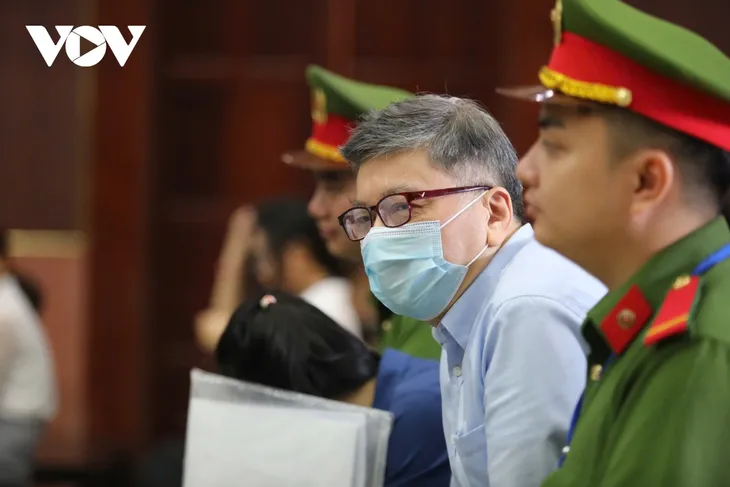 Bà Trương Mỹ Lan được phép nói chuyện với chồng tại toà - Ảnh 1. Bà Trương Mỹ Lan được phép nói chuyện với chồng tại toà - Ảnh 1.