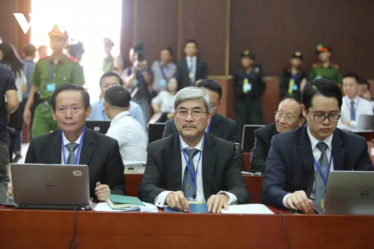 Bà Trương Mỹ Lan được phép nói chuyện với chồng tại toà - Ảnh 2. Bà Trương Mỹ Lan được phép nói chuyện với chồng tại toà - Ảnh 2.