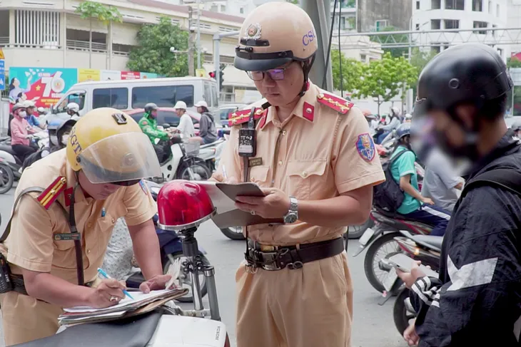 Hà Nội xử lý nghiêm vi phạm dẫn đến ùn tắc giao thông - Ảnh 1. Hà Nội xử lý nghiêm vi phạm dẫn đến ùn tắc giao thông - Ảnh 1.