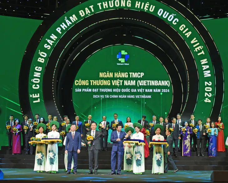 Lần thứ 8 liên tiếp VietinBank được vinh danh Thương hiệu Quốc gia Việt Nam - Ảnh 1. Lần thứ 8 liên tiếp VietinBank được vinh danh Thương hiệu Quốc gia Việt Nam - Ảnh 1.