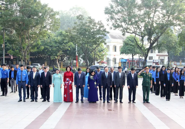 Lãnh đạo thành phố Hà Nội dâng hoa kỷ niệm 107 năm Cách mạng Tháng Mười Nga - Ảnh 3. Lãnh đạo thành phố Hà Nội dâng hoa kỷ niệm 107 năm Cách mạng Tháng Mười Nga - Ảnh 3.