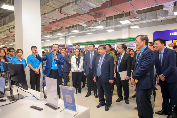 Ấn tượng triển lãm ngành công nghiệp bán dẫn Việt Nam 2024 - Ảnh 3. Ấn tượng triển lãm ngành công nghiệp bán dẫn Việt Nam 2024 - Ảnh 3.