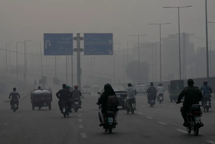 Hàng triệu học sinh Pakistan học trực tuyến do ô nhiễm không khí nghiêm trọng - Ảnh 1. Hàng triệu học sinh Pakistan học trực tuyến do ô nhiễm không khí nghiêm trọng - Ảnh 1.