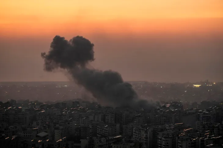 Tên lửa Hezbollah rơi gần sân bay lớn nhất của Israel - Ảnh 1. Tên lửa Hezbollah rơi gần sân bay lớn nhất của Israel - Ảnh 1.