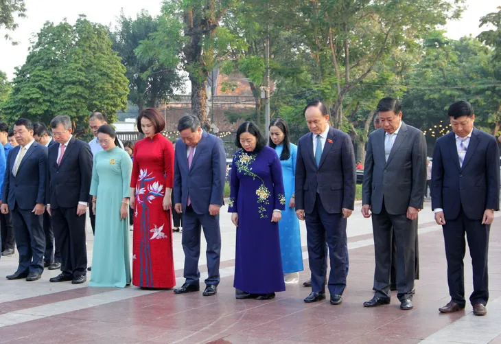 Lãnh đạo thành phố Hà Nội dâng hoa kỷ niệm 107 năm Cách mạng Tháng Mười Nga - Ảnh 2. Lãnh đạo thành phố Hà Nội dâng hoa kỷ niệm 107 năm Cách mạng Tháng Mười Nga - Ảnh 2.