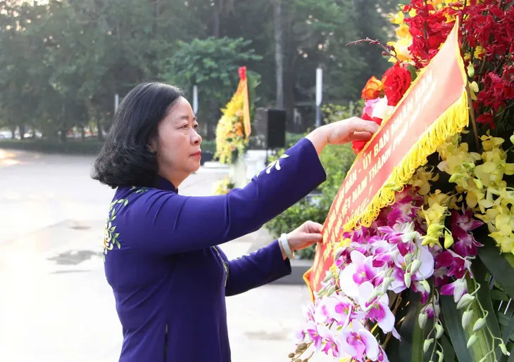 Lãnh đạo thành phố Hà Nội dâng hoa kỷ niệm 107 năm Cách mạng Tháng Mười Nga - Ảnh 1. Lãnh đạo thành phố Hà Nội dâng hoa kỷ niệm 107 năm Cách mạng Tháng Mười Nga - Ảnh 1.