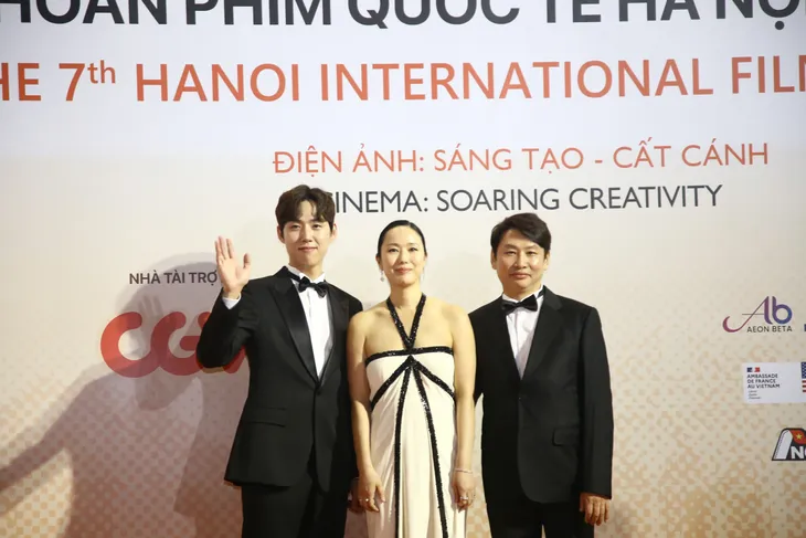 Dàn sao đổ bộ thảm đỏ khai mạc LHP quốc tế Hà Nội lần thứ VII - Ảnh 12. Dàn sao đổ bộ thảm đỏ khai mạc LHP quốc tế Hà Nội lần thứ VII - Ảnh 12.