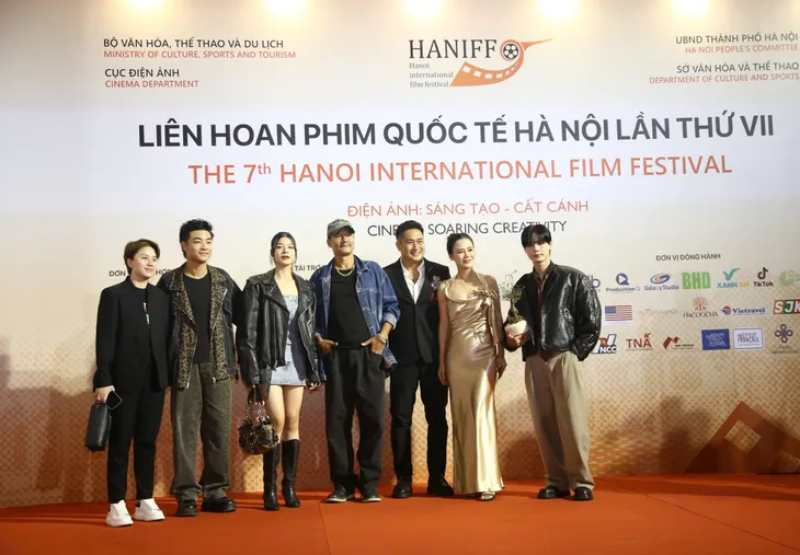Dàn sao đổ bộ thảm đỏ khai mạc LHP quốc tế Hà Nội lần thứ VII - Ảnh 5. Dàn sao đổ bộ thảm đỏ khai mạc LHP quốc tế Hà Nội lần thứ VII - Ảnh 5.