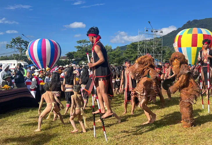 Gia Lai: Du khách nườm nượp check-in tại lễ hội Hoa dã quỳ - Ảnh 2. Gia Lai: Du khách nườm nượp check-in tại lễ hội Hoa dã quỳ - Ảnh 2.