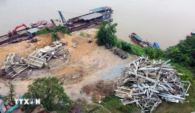 Chuẩn bị phá dỡ nhịp, trụ còn lại của cầu Phong Châu - Ảnh 2. Chuẩn bị phá dỡ nhịp, trụ còn lại của cầu Phong Châu - Ảnh 2.