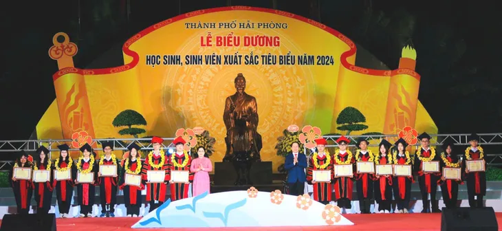 Hải Phòng biểu dương 139 học sinh, sinh viên xuất sắc tiêu biểu năm 2024 - Ảnh 1. Hải Phòng biểu dương 139 học sinh, sinh viên xuất sắc tiêu biểu năm 2024 - Ảnh 1.