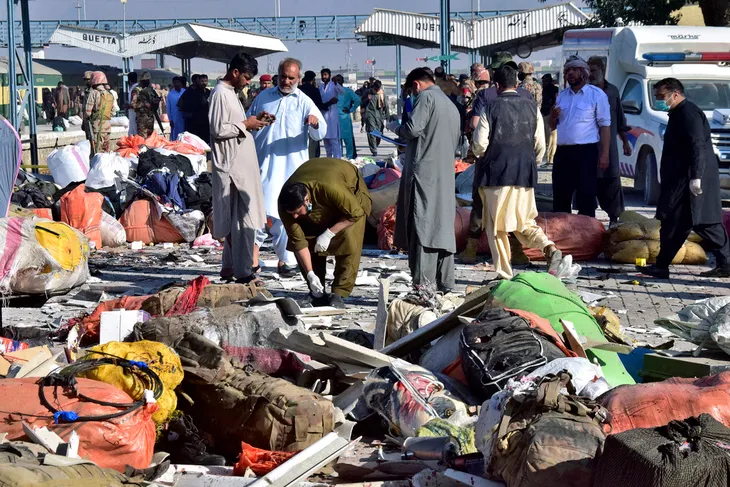Đánh bom tại một nhà ga ở Pakistan, ít nhất 24 người thiệt mạng - Ảnh 1. Đánh bom tại một nhà ga ở Pakistan, ít nhất 24 người thiệt mạng - Ảnh 1.