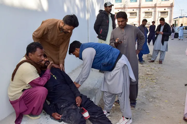 Đánh bom tại một nhà ga ở Pakistan, ít nhất 24 người thiệt mạng - Ảnh 2. Đánh bom tại một nhà ga ở Pakistan, ít nhất 24 người thiệt mạng - Ảnh 2.