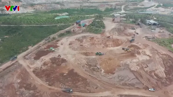 Quảng Ninh: Hàng trăm hộ dân sống chung với bụi bẩn, ô nhiễm do vận chuyển đất đá - Ảnh 1. Quảng Ninh: Hàng trăm hộ dân sống chung với bụi bẩn, ô nhiễm do vận chuyển đất đá - Ảnh 1.