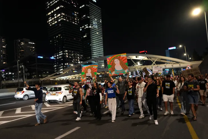 Hàng nghìn người Israel biểu tình kêu gọi ngừng bắn tại Dải Gaza - Ảnh 1. Hàng nghìn người Israel biểu tình kêu gọi ngừng bắn tại Dải Gaza - Ảnh 1.