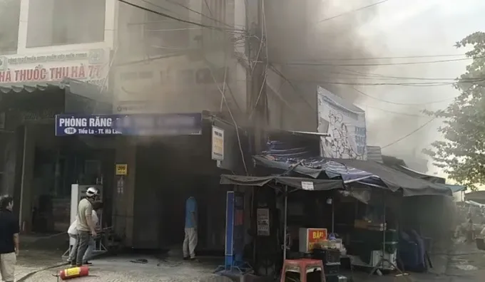 Quảng Nam: Một người đàn ông mang xăng đến nhà người khác tự thiêu - Ảnh 1. Quảng Nam: Một người đàn ông mang xăng đến nhà người khác tự thiêu - Ảnh 1.