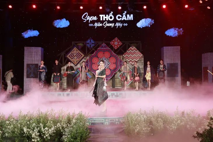 Lung linh sắc màu văn hoá tại Festival Thổ cẩm Lào Cai 2024 - Ảnh 2. Lung linh sắc màu văn hoá tại Festival Thổ cẩm Lào Cai 2024 - Ảnh 2.