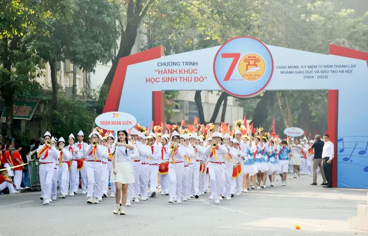 Hành khúc học sinh Thủ đô: Mãn nhãn, sôi động và tự hào - Ảnh 9.