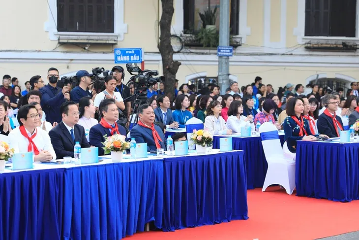 Hành khúc học sinh Thủ đô: Mãn nhãn, sôi động và tự hào - Ảnh 1.