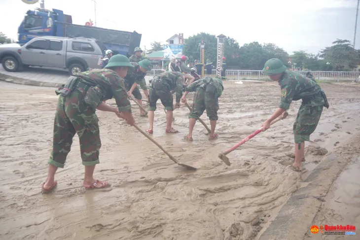 Quân khu 4 tổng lực giúp dân vượt qua bão lũ - Ảnh 1.