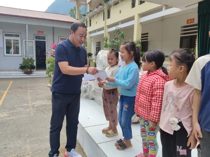 Báo Kinh tế & Đô thị tặng nhà cho người dân khó khăn Hà Giang - Ảnh 8. Báo Kinh tế & Đô thị tặng nhà cho người dân khó khăn Hà Giang - Ảnh 8.
