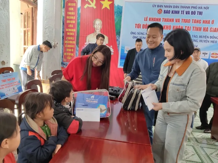 Báo Kinh tế & Đô thị tặng nhà cho người dân khó khăn Hà Giang - Ảnh 9. Báo Kinh tế & Đô thị tặng nhà cho người dân khó khăn Hà Giang - Ảnh 9.