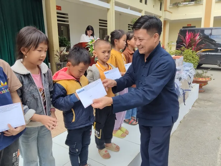 Báo Kinh tế & Đô thị tặng nhà cho người dân khó khăn Hà Giang - Ảnh 6. Báo Kinh tế & Đô thị tặng nhà cho người dân khó khăn Hà Giang - Ảnh 6.