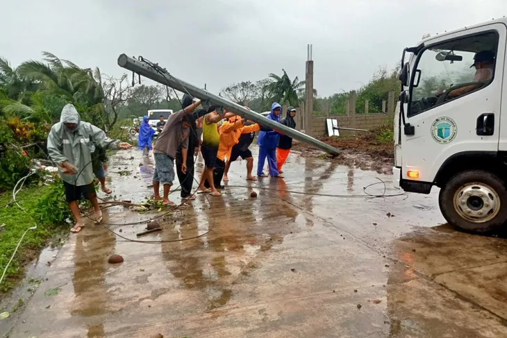 Bão Toraji đổ bộ vào Philippines, hàng nghìn người phải sơ tán - Ảnh 1. Bão Toraji đổ bộ vào Philippines, hàng nghìn người phải sơ tán - Ảnh 1.