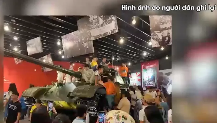 Bức xúc hình ảnh du khách trèo lên hiện vật ở Bảo tàng Lịch sử Quân sự Việt Nam - Ảnh 1. Bức xúc hình ảnh du khách trèo lên hiện vật ở Bảo tàng Lịch sử Quân sự Việt Nam - Ảnh 1.