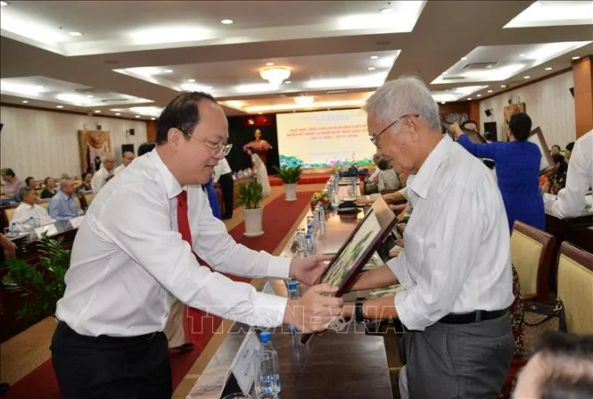 Tri ân đóng góp của các nhà giáo đi B và nhà giáo nội đô - Ảnh 1. Tri ân đóng góp của các nhà giáo đi B và nhà giáo nội đô - Ảnh 1.