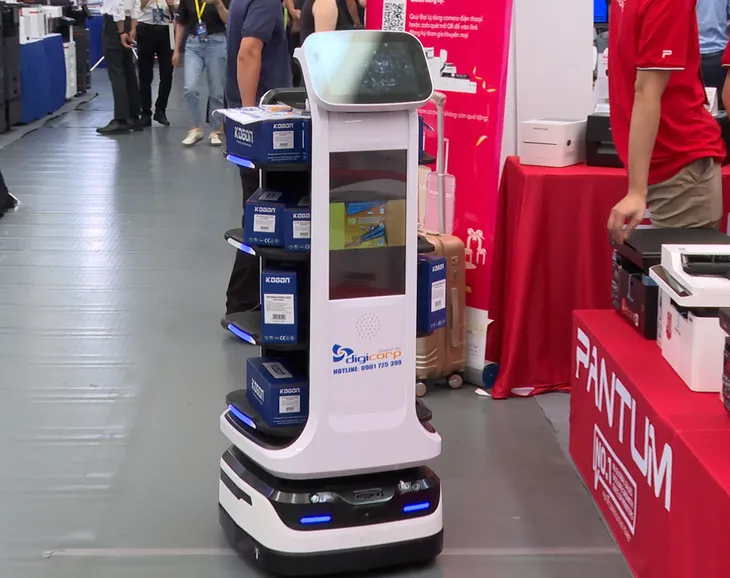 Robot giao nhận giấy tờ có mặt tại triển lãm thiết bị văn phòng Hà Nội - Ảnh 1. Robot giao nhận giấy tờ có mặt tại triển lãm thiết bị văn phòng Hà Nội - Ảnh 1.